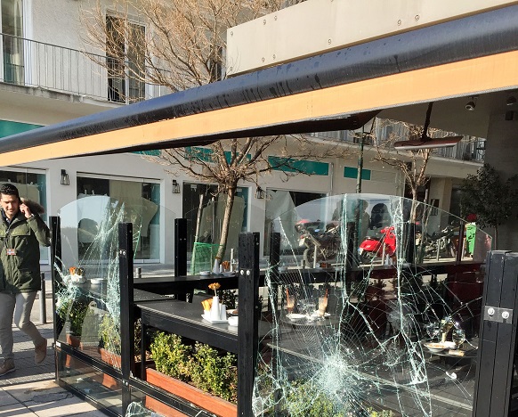 ΠΑΟΚ - Σάλκε: ΒΙΝΤΕΟ ντοκουμέντο από τα επεισόδια! Γυαλιά - καρφιά καφετέρια στη Θεσσαλονίκη!