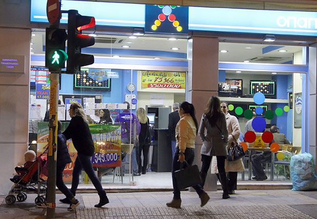 Πάτρα: Κοσμοσυρροή στα πρακτορεία του ΟΠΑΠ - Συνολικά 14 εκατομμύρια ευρώ μοιράζει απόψε το Τζόκερ