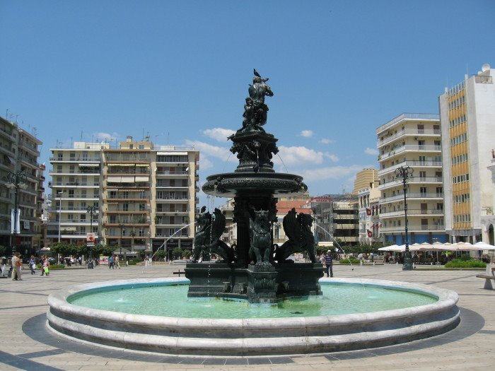 Πάτρα: Γιατί θα "βαφτούν" μπλε τα συντριβάνια της πλατείας Γεωργίου