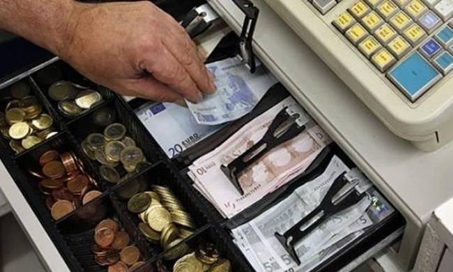 Πάτρα: Μπήκε σε κατάστημα και άρπαξε χρήματα από το ταμείο