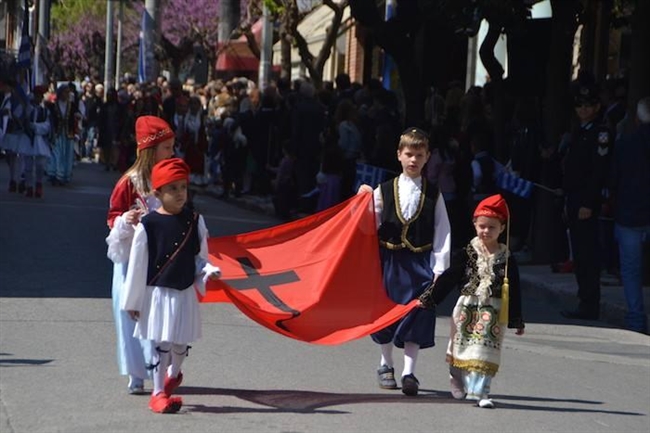 Αχαΐα: Συγκίνηση και περηφάνια στη μαθητική παρέλαση στο Αίγο - Υψώθηκε στο Δημαρχείο η σημαία του Ανδρέα Λόντου