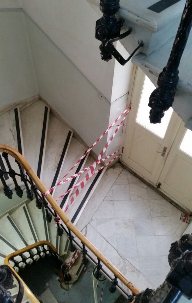 ΒΙΝΤΕΟ - ΦΩΤΟ: Το σημείο απ' όπου έπεσε στο κενό γιατρός στο Ελπίς