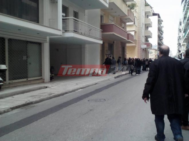 Πάτρα: "Μπλόκο" φοιτητών στον υφυπουργό Παιδείας - Ματαιώθηκε η συνέντευξη τύπου - Ο Δημήτρης Μπαξεβανάκης θα κάνει δηλώσεις στα γραφεία του ΣΥΡΙΖΑ - ΒΙΝΤΕΟ και ΦΩΤΟ