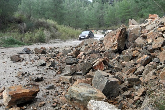 Κλόκοβα: Αποκολλήθηκε βράχος και έπεσε στη μέση της Εθνικής οδού - Άγιο είχαν οι οδηγοί!
