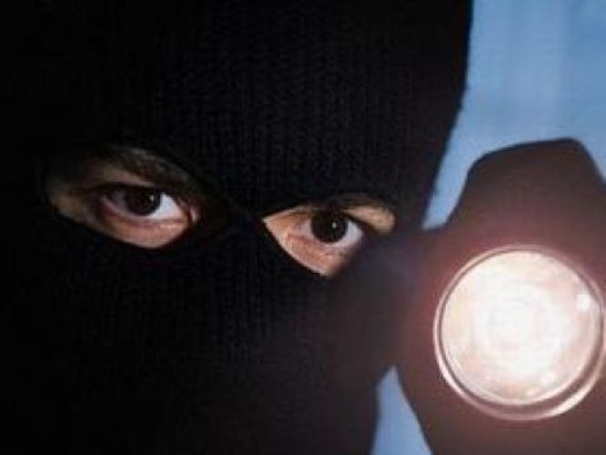 Εφιάλτης για 48χρονη - Κουκουλοφόροι μπήκαν στο σπίτι της - Τη χτύπησαν και τη λήστεψαν