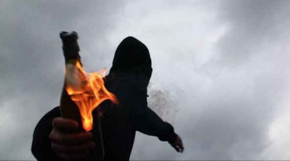 Επιθέσεις με μολότοφ σε διμοιρία των ΜΑΤ στη Χαριλάου Τρικούπη και στο Υπ. Μακεδονίας Θράκης