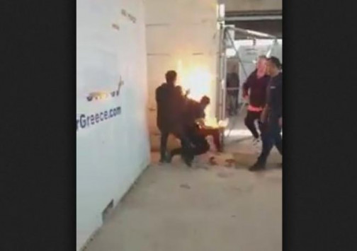 Η στιγμή που αυτοπυρπολείται ο Σύρος πρόσφυγας στη Χίο - ΠΡΟΣΟΧΗ ΣΚΛΗΡΕΣ ΕΙΚΟΝΕΣ!