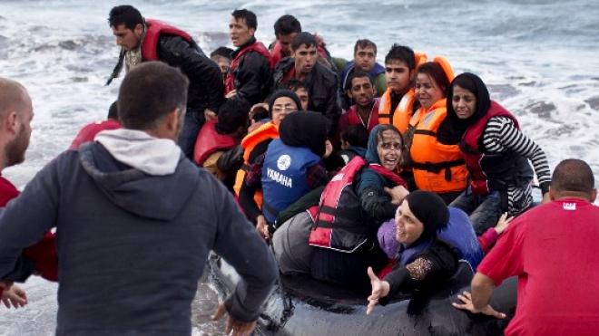 Παιδάκι ντυμένο... μπάτμαν ανάμεσα στους 176 μετανάστες που έφτασαν σε Χίο και Λέσβο