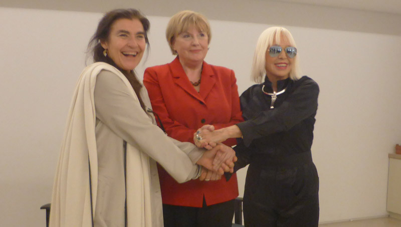 Η Υπουργός Πολιτισμού Λυδία Κονιόρδου συναντήθηκε με την εικαστικό Μάρτα Μινουχίν