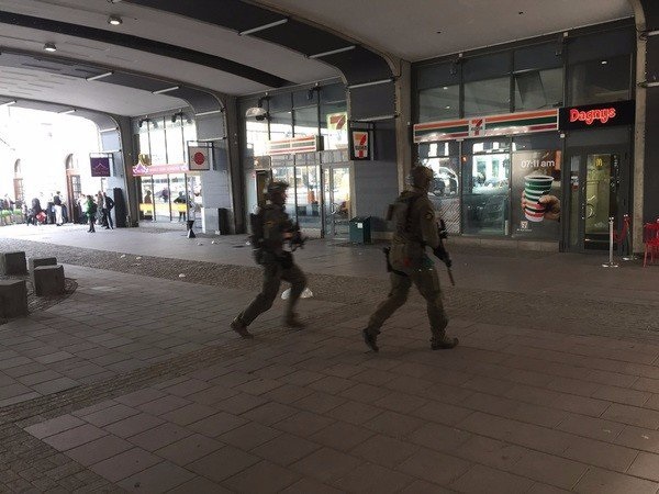 Επίθεση στην Στοκχόλμη: Ανθρωποκυνηγητό για τη σύλληψη του δράστη στον κεντρικό σιδηροδρομικό σταθμό