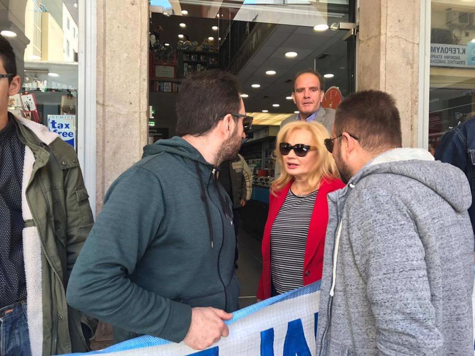 "Μπλόκο" των εμποροϋπαλλήλων στην παρουσίαση βιβλίου της Αγγελικής Νικολούλη - Τι συνέβη τελικά, τι είπε η δημοσιογράφος - ΔΕΙΤΕ ΦΩΤΟΓΡΑΦΙΕΣ