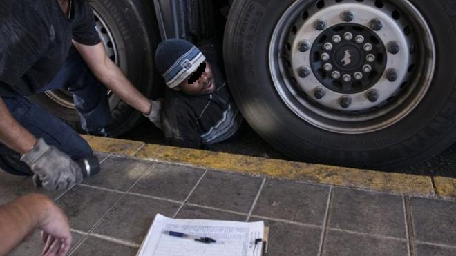 Λιμάνι Πάτρας: Επικίνδυνη "αποστολή" μετανάστη ανάμεσα σε φορτηγά με το παιδί του για να κρυφτεί!