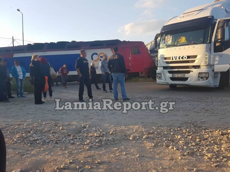 Τρένο συγκρούστηκε με νταλίκα - ΦΩΤΟ