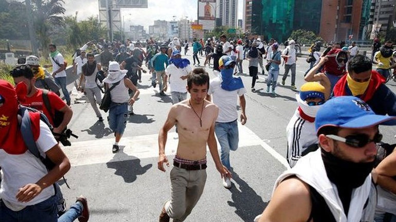 Σε νέες διαδηλώσεις καλούν η αντιπολίτευση αλλά και η κυβέρνηση την Τετάρτη