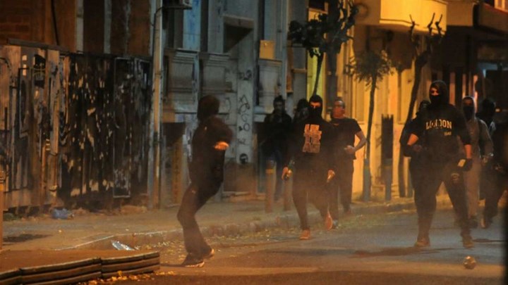 Νέες επιθέσεις σε διμοιρία των ΜΑΤ στα Εξάρχεια