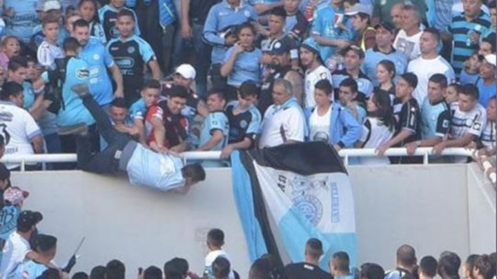 Υπέκυψε στα τραύματά του φίλαθλος - Τον πέταξαν από την κερκίδα - Σκηνές σοκ - ΒΙΝΤΕΟ