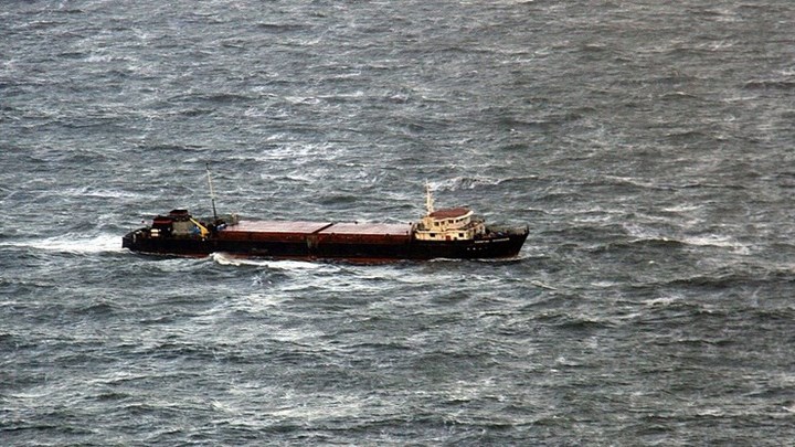 Αγνοούνται επτά μέλη του εμπορικού πλοίου που βυθίστηκε στη Μαύρη Θάλασσα