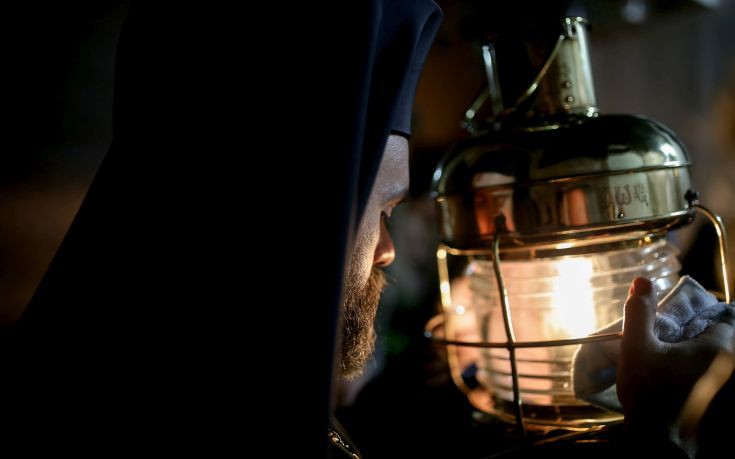 Η Ένωση Άθεων για το Άγιο Φως: Σκανδαλώδης δαπάνη η μεταφορά του