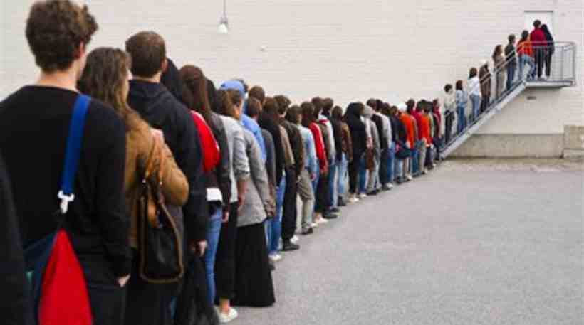 Πάτρα: "Θερίζει" η ανεργία- 460 άτομα στην ουρά για 9 θέσεις στο Κέντρο Νεότητας
