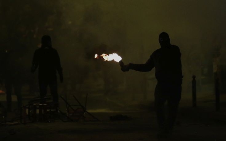 Εξάρχεια: Επιθέσεις με μολότοφ σε διμοιρία των ΜΑΤ