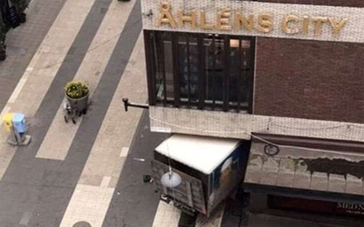 Σουηδία: Δύο άτομα ανακρίνονται για το φονικό φορτηγό στη Στοκχόλμη