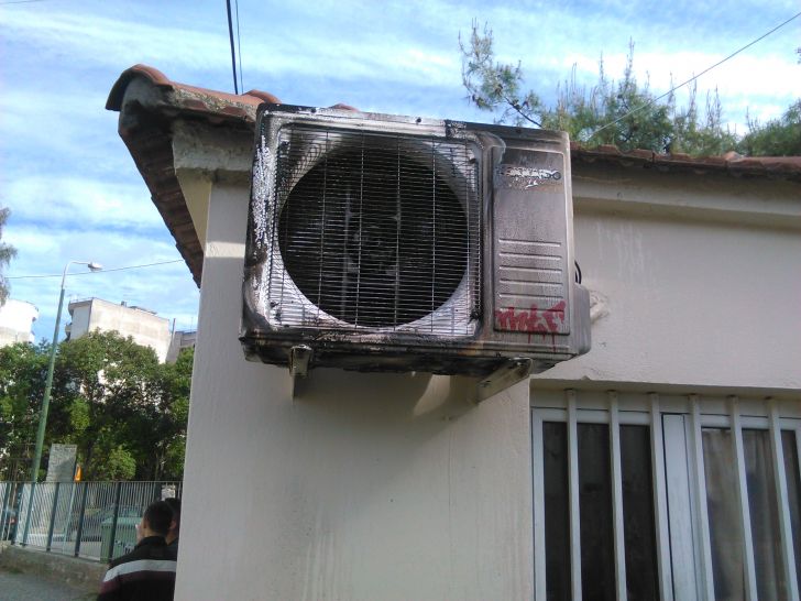 Αγρίνιο: Μετά τη ναφθαλίνη έβαλαν φωτιά σε κλιματιστικό σε σχολικό συγκρότημα - ΦΩΤΟ