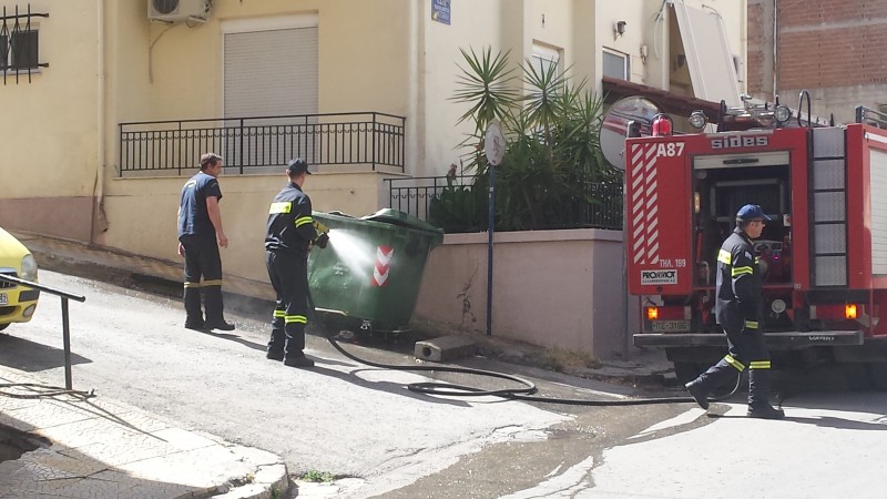 ΤΩΡΑ - "Φούντωσε" κάδος απορριμμάτων στην οδό Άστιγγος