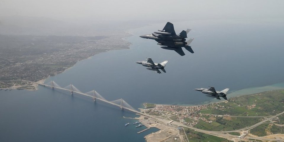 Μαχητικά πάνω από τη Γέφυρα Ρίου Αντιρρίου σήμερα το μεσημέρι