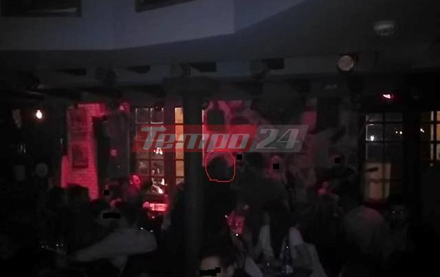 Πάτρα: Έψαχναν αποδείξεις με φακό κάτω από τραπέζια - Νυχτερινή έφοδος του ΣΔΟΕ με γιουχαΐσματα - ΦΩΤΟ