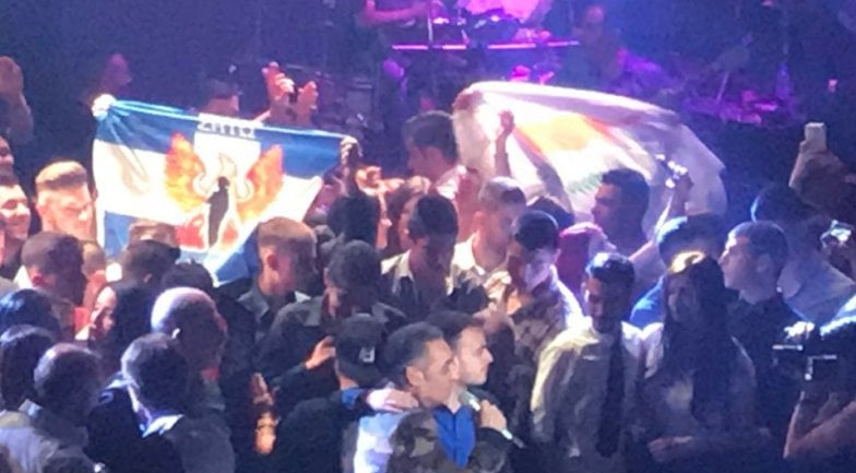 Χουντική πρεμιέρα σε μπουζούκια της Θεσσαλονίκης για το Νότη Σφακιανάκη- Με γεμάτο μαγαζί, ρούχα παραλλαγής και μια σημαία με το γνωστό πουλί