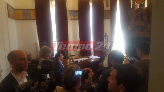 Πάτρα: Στο Δημαρχείο ο Αλέξης Τσίπρας - Ο δήμαρχος υποδέχθηκε στην είσοδο τον Πρωθυπουργό - ΒΙΝΤΕΟ και ΦΩΤΟΓΡΑΦΙΕΣ