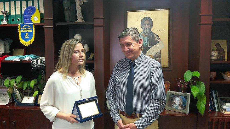 Τιμητική βράβευση της πατρινής αθλήτριας Βασιλικής Μητροπούλου από τον Αντιπεριφερειάρχη Γρηγόρη Αλεξόπουλο ΦΩΤΟ-ΒΙΝΤΕΟ
