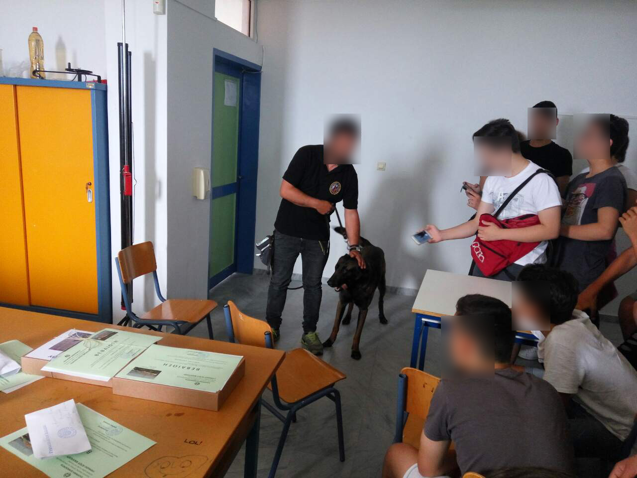 Η Ελληνική Αστυνομία κοντά στους μαθητές - Γνώρισαν τον ανιχνευτή αστυνομικό σκύλο "Ρίκι" - ΔΕΙΤΕ ΦΩΤΟ