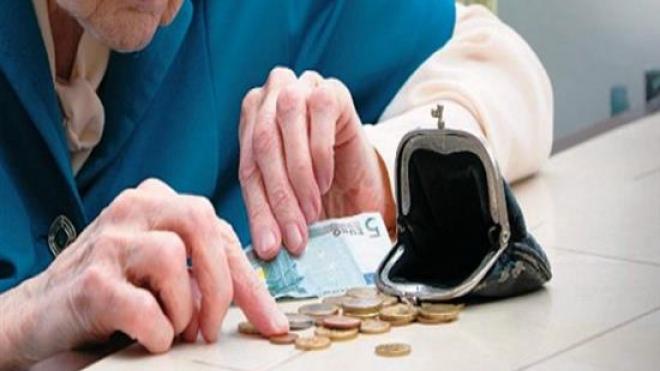 Κίνδυνος να κοπεί το ΕΚΑΣ σε επιπλέον 100.000 συνταξιούχους από τον επόμενο μήνα
