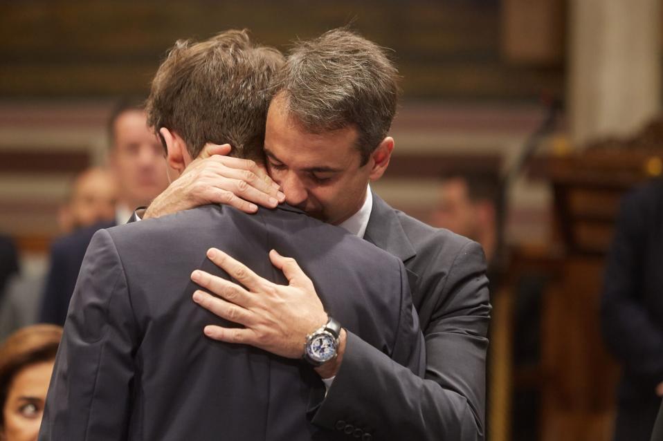 "Είχες τη γενναιότητα να κοντύνεις εσύ, καθώς εγώ ψήλωνα" - Εμφανώς συγκινημένος ο Κυριάκος Μητσοτάκης στον επικήδειο