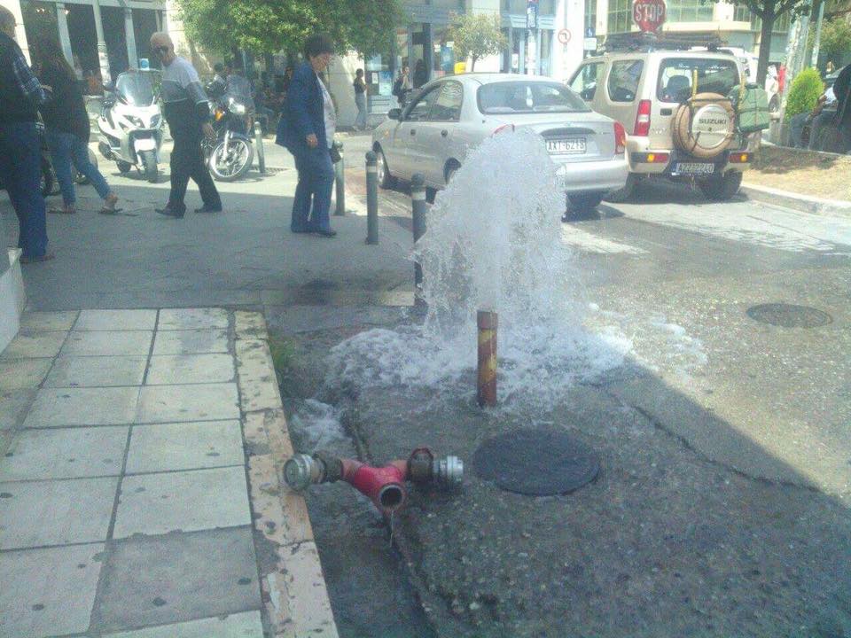 Αίγιο: Όχημα έσπασε πυροσβεστικό κρουνό! Λίμνη ο δρόμος! ΦΩΤΟ