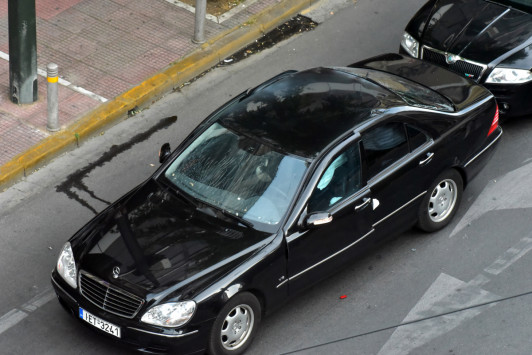 Πώς πέρασε ο τρομοφάκελος - Γιατί μειώθηκε η φρουρά του Λουκά Παπαδήμου