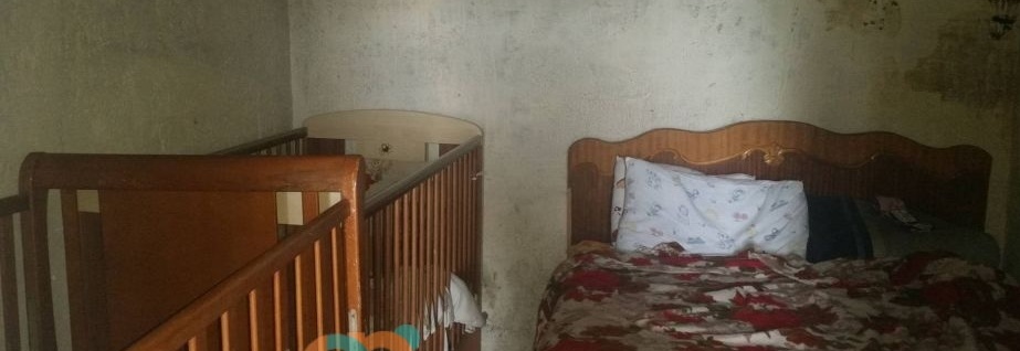 Μένει σε αυτή την τρώγλη μόνη της με δυο μωρά- Το ένα είναι 11 ημερών!