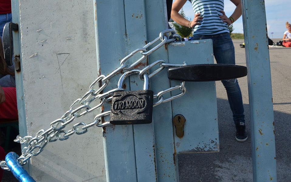 Απροστάτευτα τα σχολεία της Αχαΐας - Πολλά περιστατικά με εξωσχολικούς, καταγγέλει η Α' ΕΛΜΕ - Το χρονικό της επίθεσης με σπρέι πιπεριού σε μαθητές