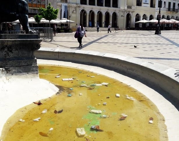 Μπουκάλια, αποτσίγαρα και... σκουπίδια στα πιο "διάσημα" συντριβάνια της Δυτικής Ελλάδας - Εικόνες ντροπής στο κέντρο της Πάτρας - ΔΕΙΤΕ ΦΩΤΟΓΡΑΦΙΕΣ
