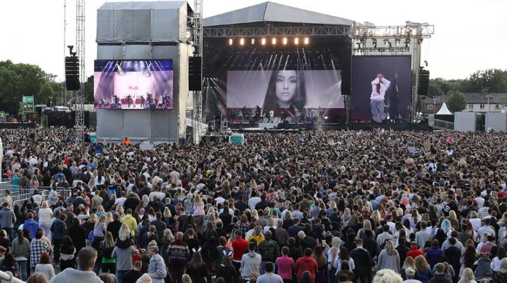 Χιλιάδες άτομα συμμετείχαν στην μεγαλειώδη συναυλία για τα θύματα του Μάντσεστερ (βίντεο)