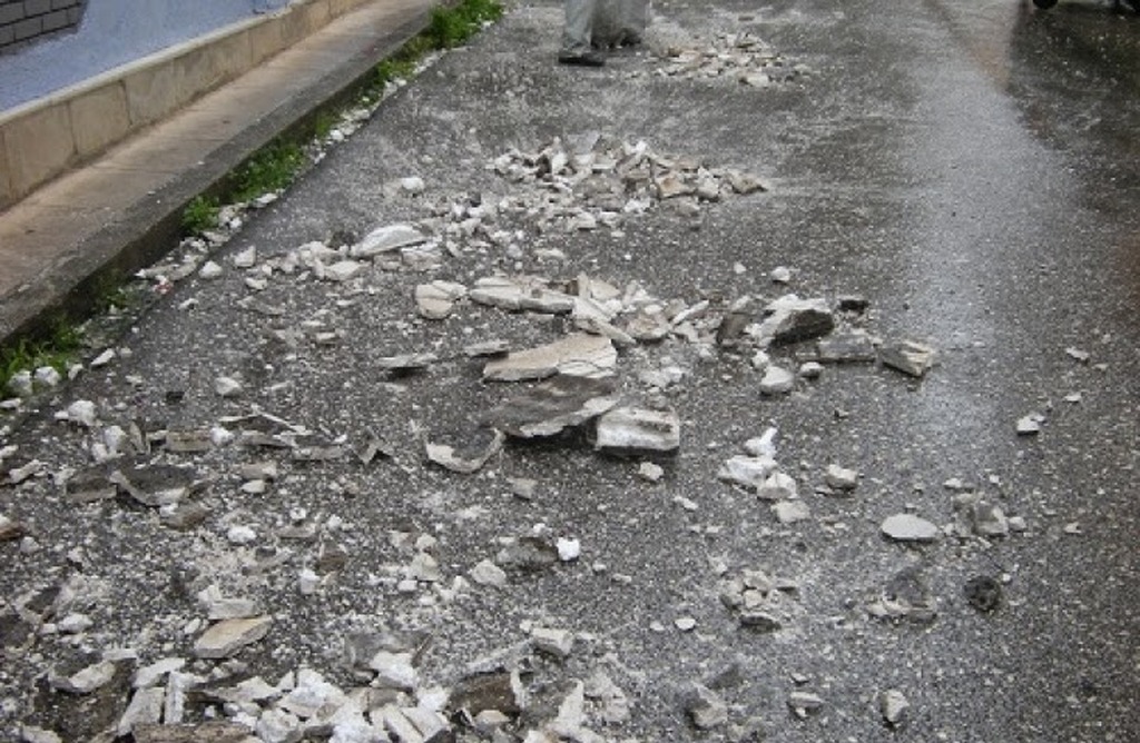 "Mαδάνε" τα κτίρια της Πάτρας- Καθημερινή υπόθεση οι σοβάδες στο δρόμο- 24.000 τα επικίνδυνα σπίτια με έτος κατασκευής από το 1946 έως το 1985