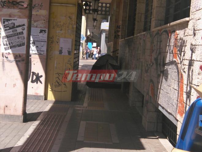 Έστησε το... αντίσκηνό του μπροστά από το κτίριο του πρώην ΙΚΑ στο κέντρο της Πάτρας - ΔΕΙΤΕ ΦΩΤΟΓΡΑΦΙΕΣ