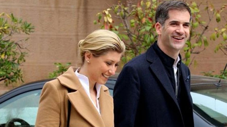 Σία Κοσιώνη-Κώστας Μπακογιάννης: Μάθετε πότε θα γίνει τελικά ο γάμος τους στη Σαντορίνη!