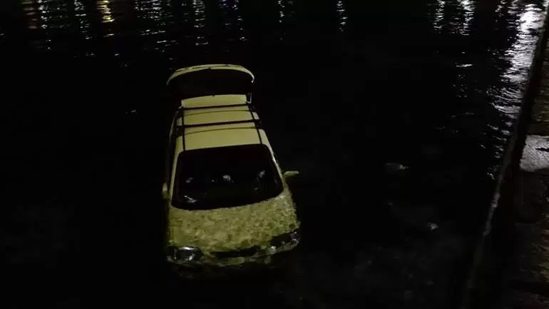 Αυτοκίνητο έπεσε στη θάλασσα