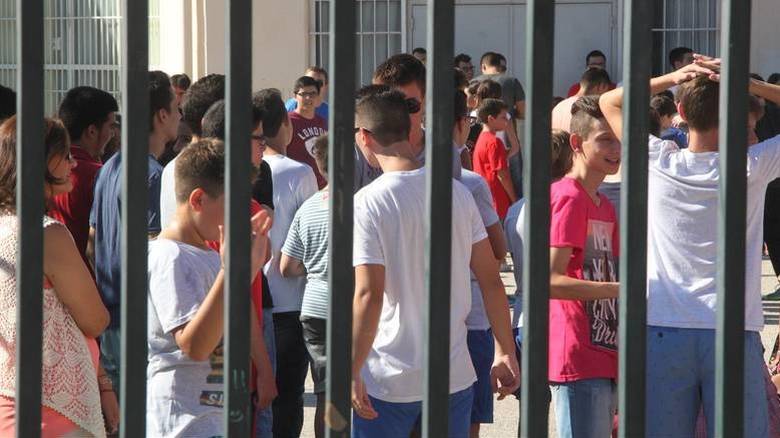 Η ποινή των 14χρονων καταληψιών μετατράπηκε σε αγορά βιβλίου