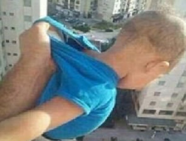 "Κρέμασε" το παιδί του από το παράθυρο για... 1.000 likes - ΦΩΤΟ