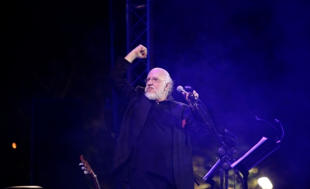 Με παρέμβαση της Εκκλησίας κόπηκαν η «Συννεφούλα» του Σαββόπουλου και άλλα δύο τραγούδια στο μάθημα των Θρησκευτικών