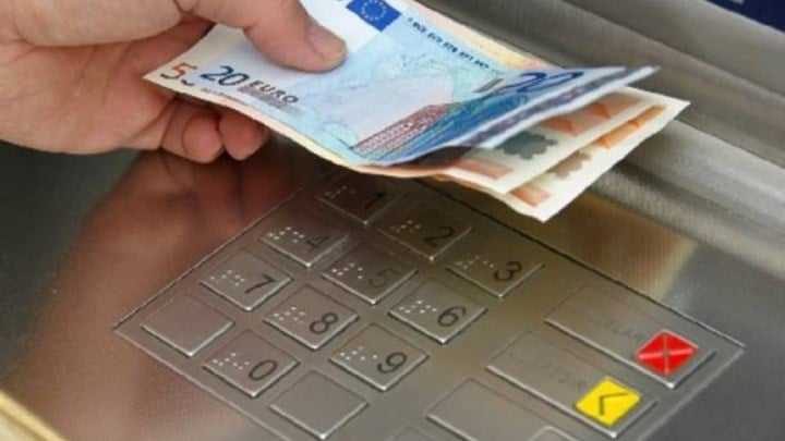 Πώς μπορείτε να μεταφέρετε άμεσα χρήματα σε έναν λογαριασμό