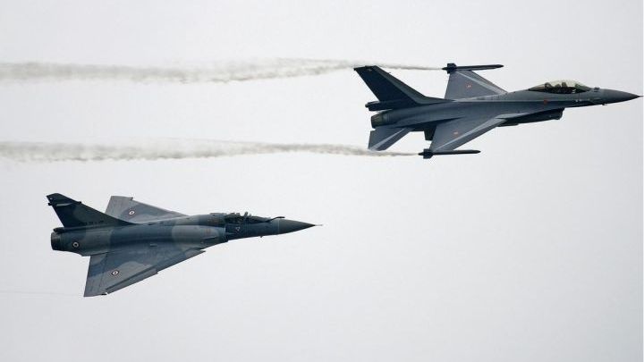 Δύο εικονικές αερομαχίες ελληνικών και τουρκικών μαχητικών πάνω από το Αιγαίο